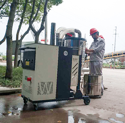 水泥廠地面大面積粉塵顆粒物怎么清理無揚塵，用威德爾工業吸塵器