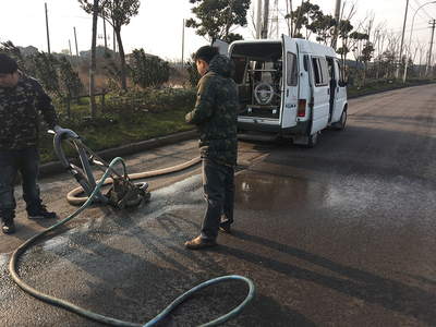 设备配套使用清理道路